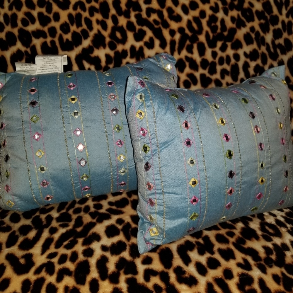The Bombay Company Pillow Set